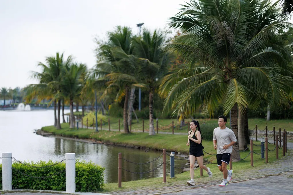Cư dân chạy bộ dọc công viên hồ trung tâm trong khu đô thị chứa dự án Nam Long 2