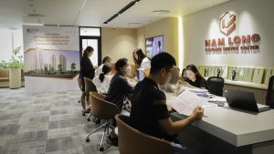 Cư dân làm thủ tục nhận sổ hồng tại Trung tâm dịch vụ khách hàng Nam Long