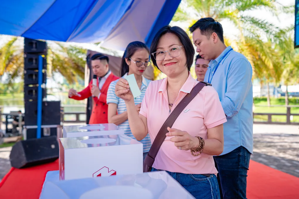 Người mua bỏ phiếu bốc thăm quyền mua nhà ở xã hội Nam Long 2