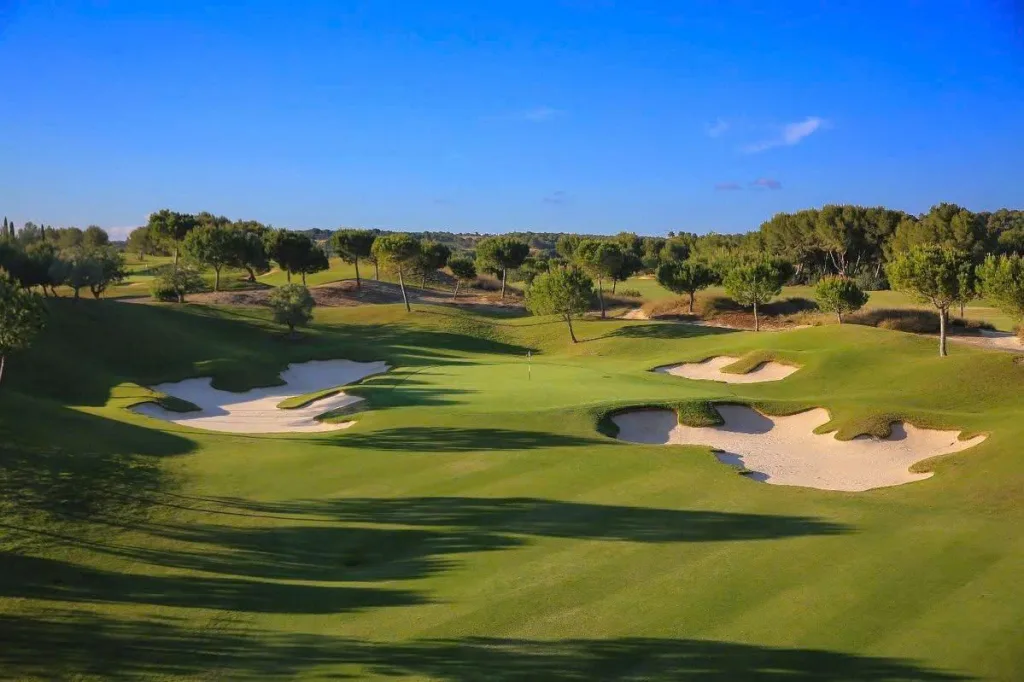 Sân golf xanh mát với nhiều bunker cát nằm trong quy hoạch cảnh quan khu đô thị ven biển