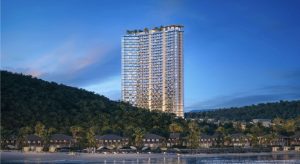 Tòa tháp căn hộ Alora Nha Trang nhìn từ bãi biển, phía trước là các villa thấp tầng ven biển